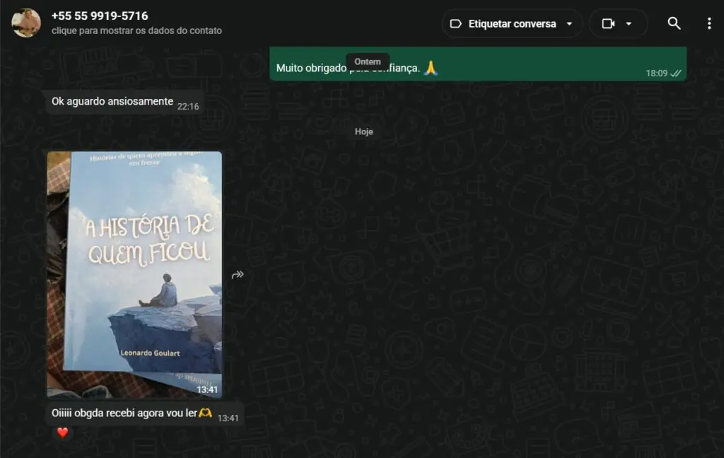 Leitora recebendo o livro em casa